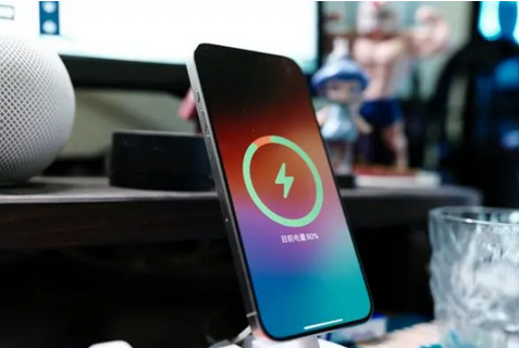 卡若苹果15换屏服务分享用什么充电器给iPhone15充电更好 